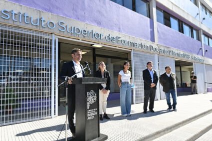 Kicillof inauguró el nuevo edificio del Instituto Superior de Formación Docente y Técnica N°83
