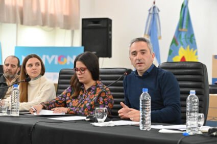 Larroque entregó computadoras a jóvenes del Programa Envión