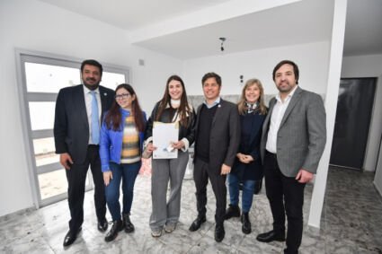 Kicillof entregó viviendas e inauguró un centro de salud en el barrio Santa Teresita de Ayacucho