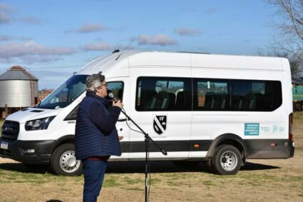 PBA | El ministro Javier Rodríguez hizo entrega de dos minibuses a escuelas agrarias