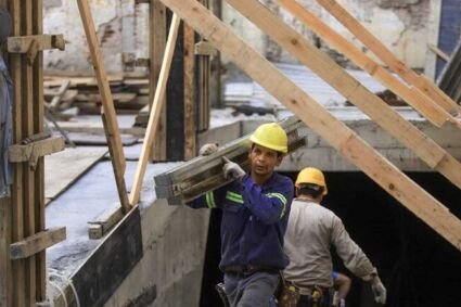 Los costos de la construcción suben casi un 150%, pero los sueldos no acompañan