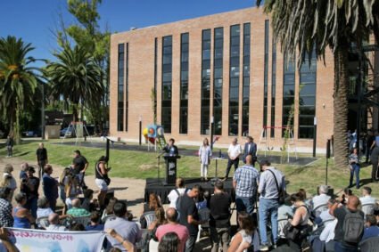 Kicillof inauguró la Casa de la Provincia en Chascomús y entregó escrituras gratuitas