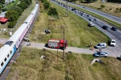 Tragedia en Adela: un muerto y dos heridos tras el choque de un auto con un tren