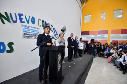 Kicillof inauguró obras de infraestructura educativa y entregó escrituras gratuitas