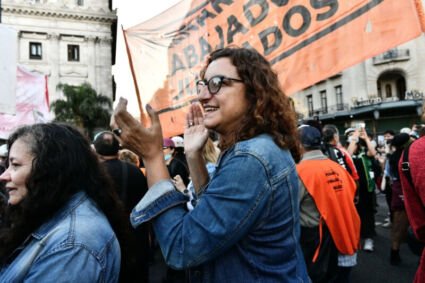 “Ajustan a los jubilados para pagarle a los banqueros”