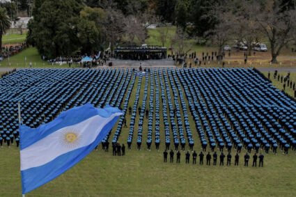 Más de 2.700 cadetes de la policía provincial juraron fidelidad a la bandera nacional