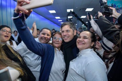Kicillof entregó diplomas a jóvenes que egresaron a través del programa Puentes
